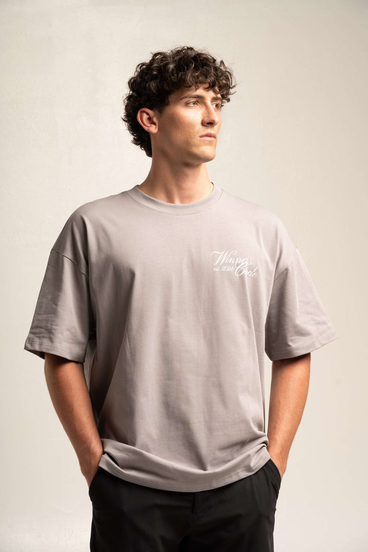 WINNER'S CIRCLE T-SHIRT IN GREY